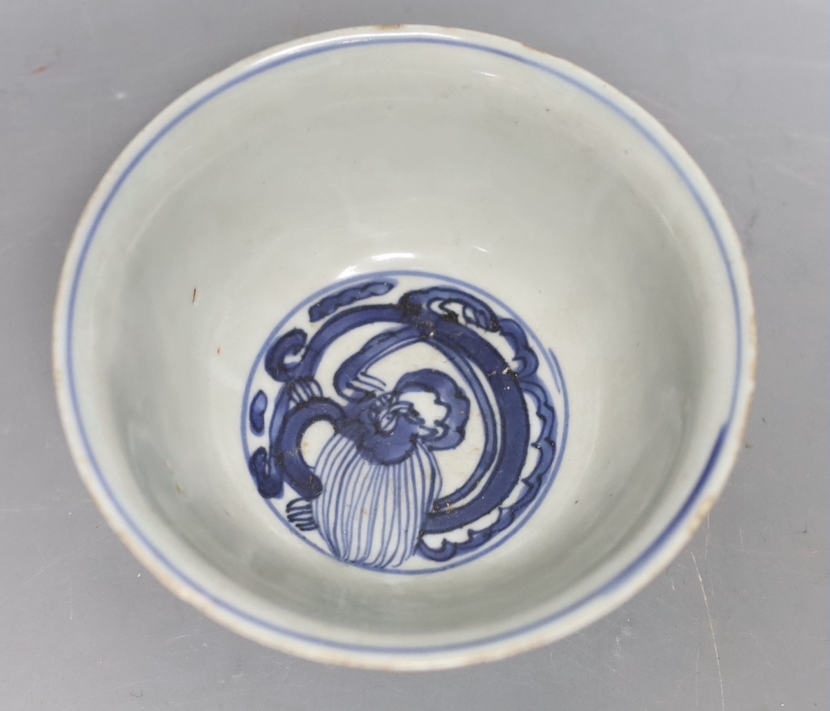 A Chinese late Ming blue and white ‘chilong’ bowl, 16th/17th century, 12cm